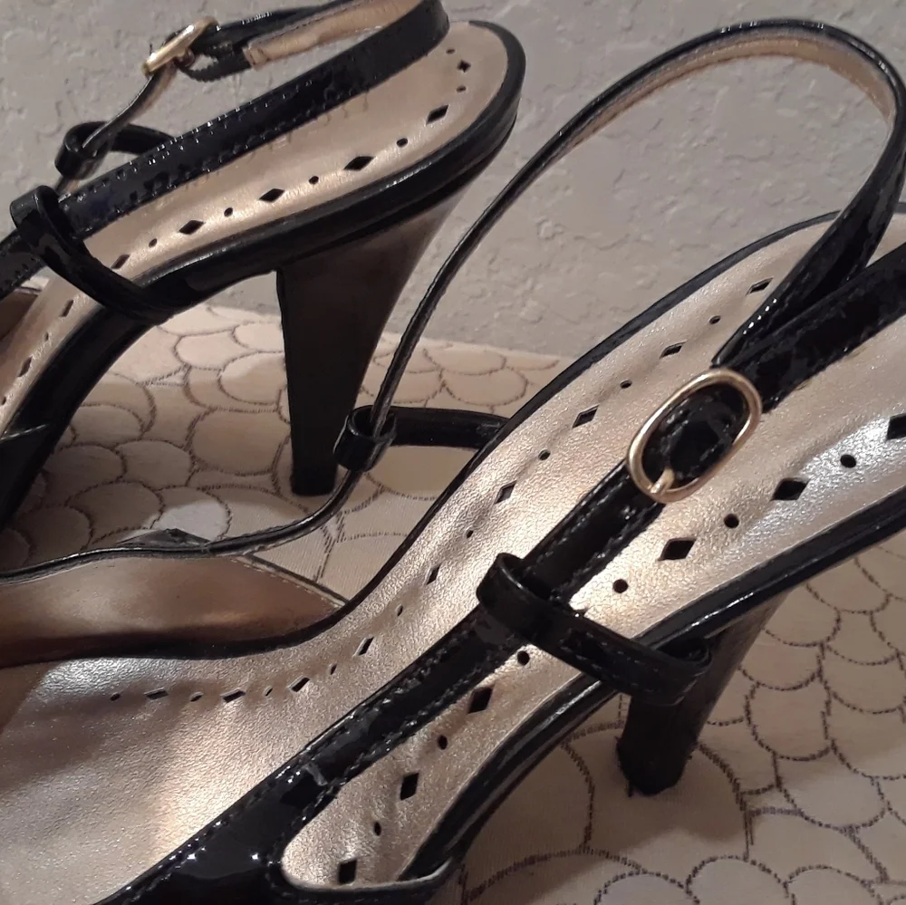 💕HP💕BCBGirls Sling Back Black Heels‎